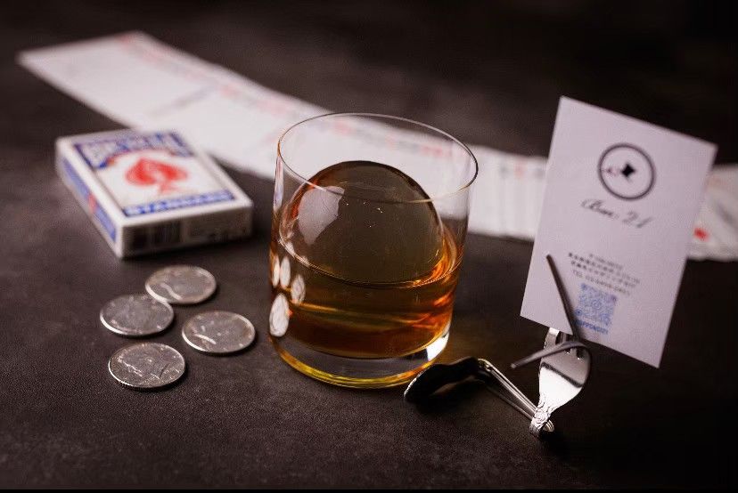 Close-up coin magic and whisky at BAR21 Roppongi